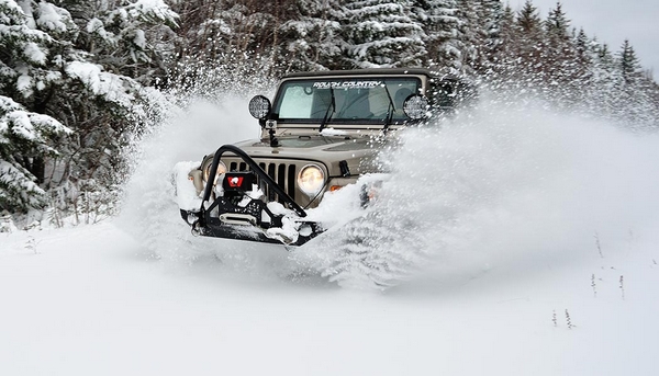 SUV driving through snow | Sanderson Auto Repair